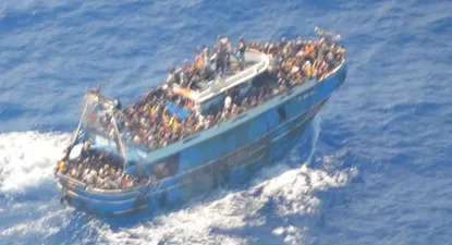 La Guardia Costera de Grecia tomó esta imagen poco antes de que el barco naufragara. Hay críticas de que la cobertura y el interés público fueron menores que en la tragedia del Titán.