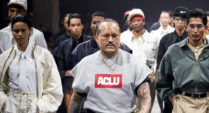 En el cierre de su más reciente pasarela, Chavarria lució una camiseta con el logo de la Unión Americana de Libertades Civiles (ACLU, por sus siglas en inglés).