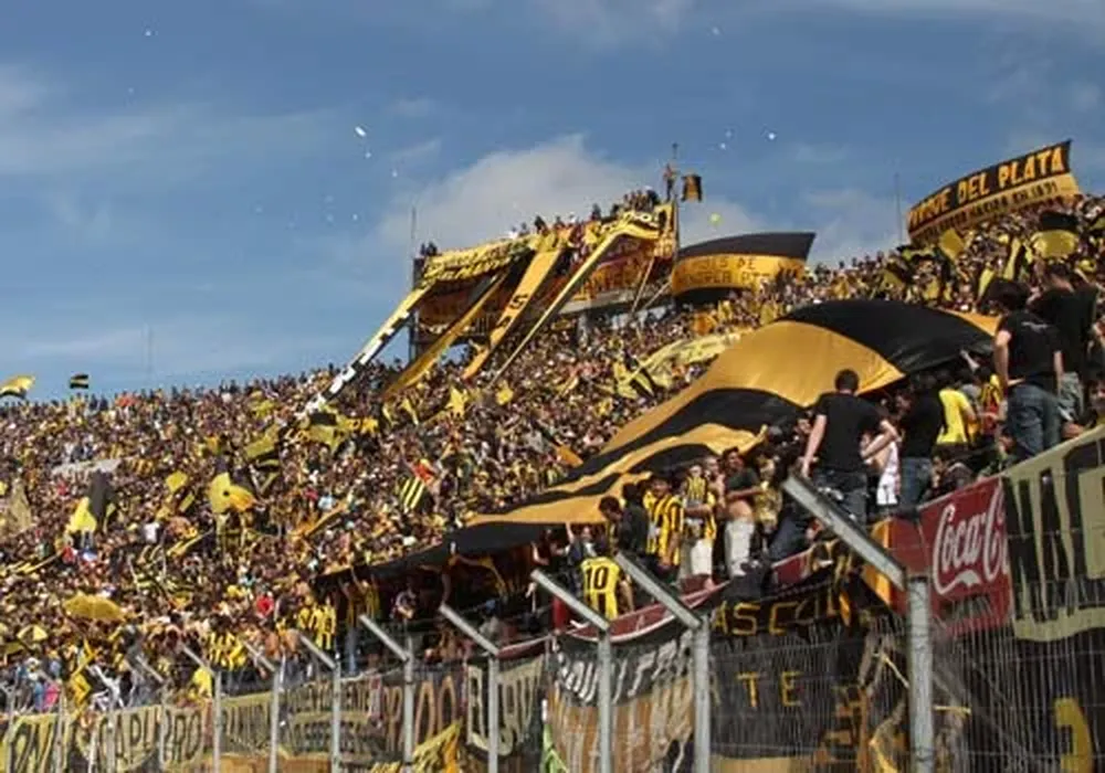 Los hinchas aurinegros colmarán el Centenario ante Emelec