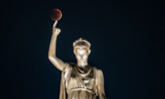 La Luna de Sangre se muestra durante un eclipse lunar tras el Monumento a la Libertad, sobre Nicosia, la capital dividida de Chipre, el 7 de septiembre de 2025. Foto: AFP