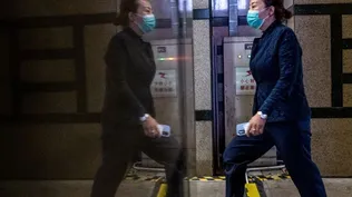 Mientras unos hacen uso del tapabocas, el lavado de manos, el distanciamiento físico y el teletrabajo, entre otras cosas, otros siguen caminando por la vía pública sin tapabocas y hasta compartiendo el mate en un claro grupo que no es burbuja