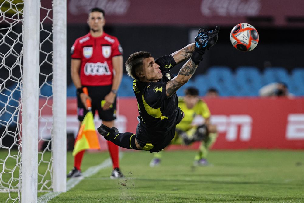 Washington Aguerre y uno de los penales atajados ante Colo Colo