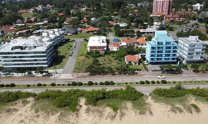 A subasta terreno esquina en la playa Mansa de Punta del Este