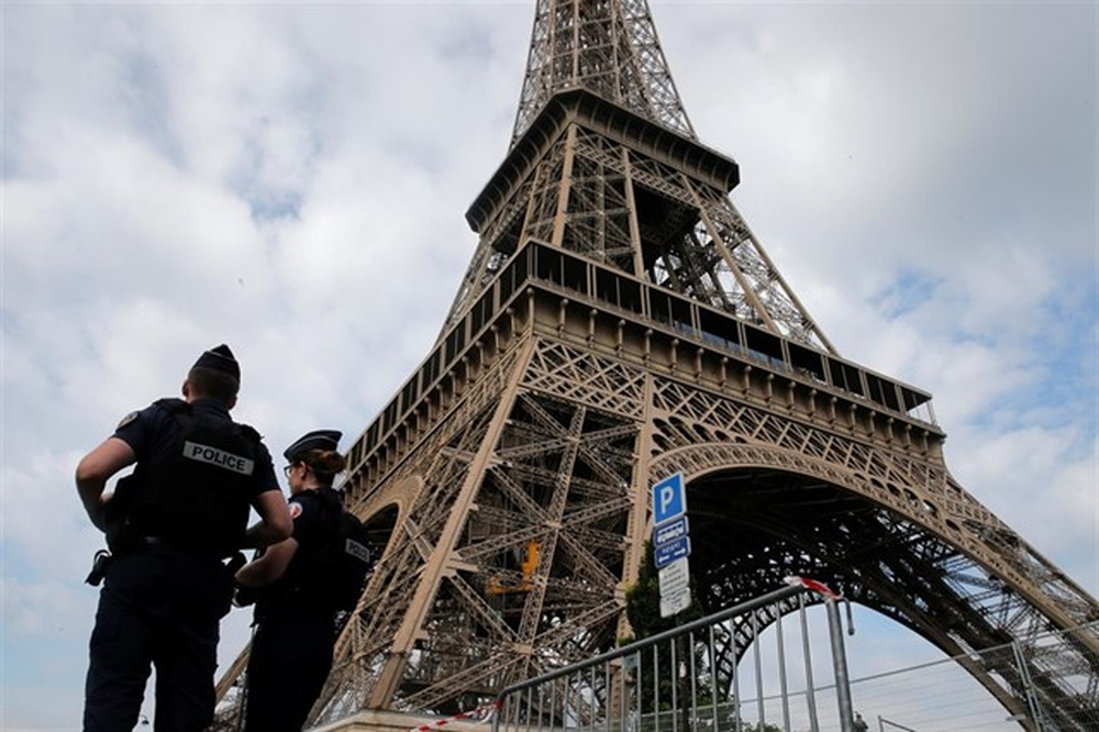 La torre Eiffel, evacuada por una falla eléctrica en los ascensores.