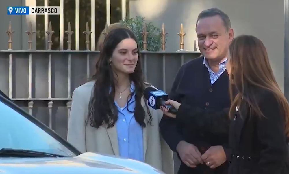 Pilar Delgado junto a su padre Álvaro antes de ir a votar por primera vez, en las elecciones internas 2024.PNG