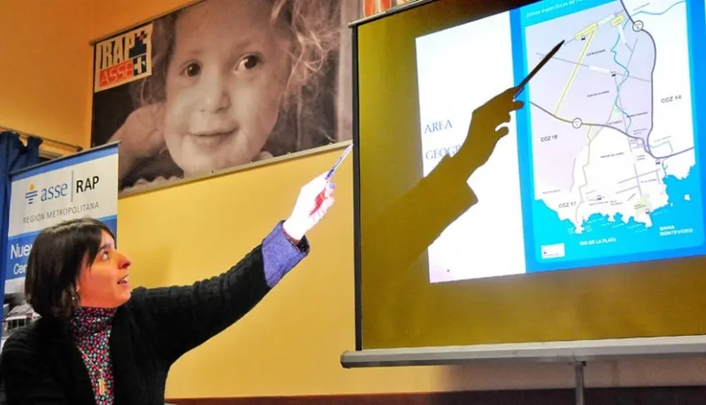 Natalia Guidobono, integrante del equipo de Conapees, señala la zona investigada