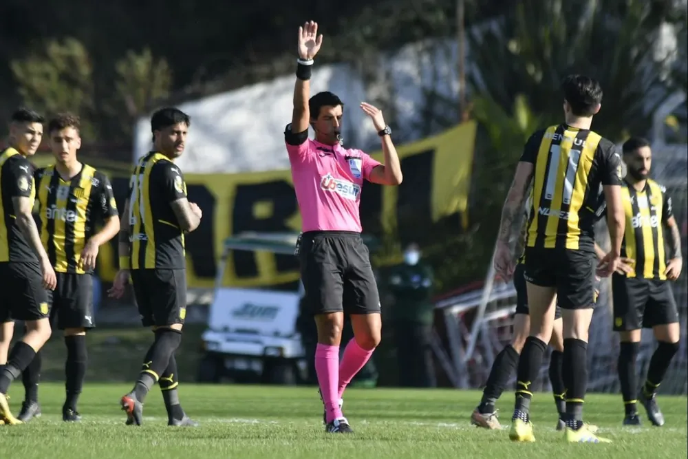 Peñarol celebró una victoria que le costó mucho trabajo