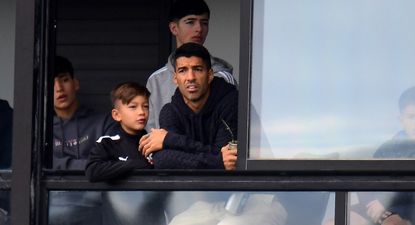 Luis Suárez, que llegó con toda su familia a Montevideo y vio a su equipo y al de Lionel Messi desde el palco, no le trajo suerte: Deportivo LSM perdió 3-0 ante Rincón