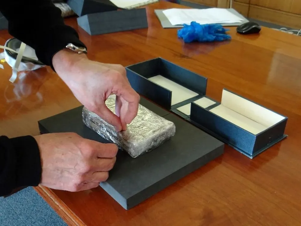 Una fotografía de la Universidad de Cambridge muestra cómo se retira el film transparente de los cuadernos perdidos devueltos del científico británico Charles Darwin