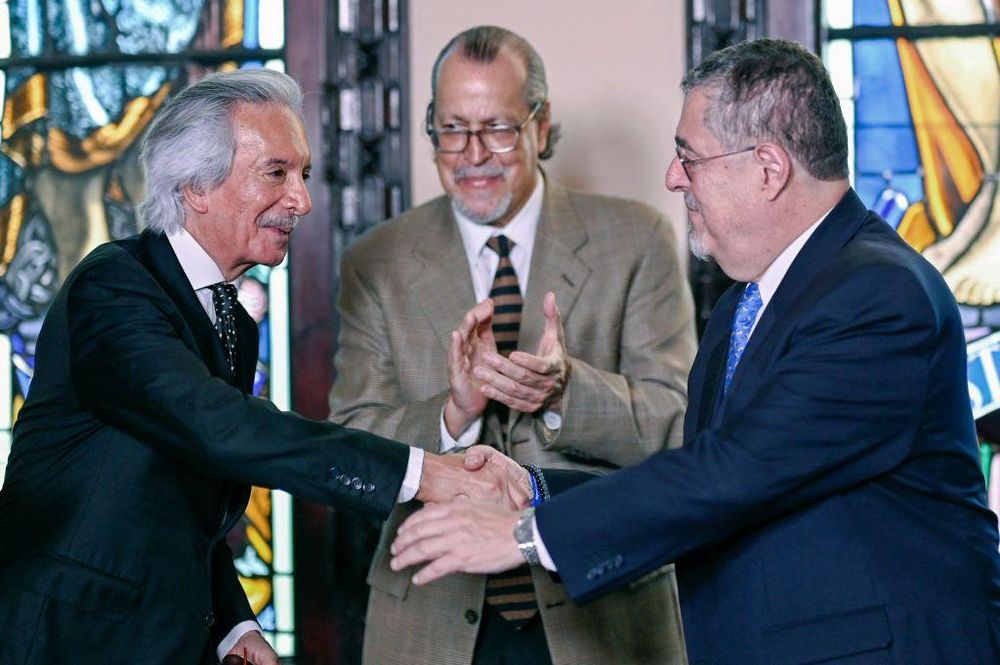 Zamora se encontró con el presidente Arévalo tras salir de prisión.