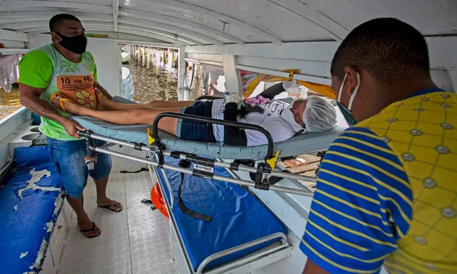 Un paciente con covid-19 es trasladado a un hospital en ambulancia