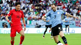 Diego Godín defendiendo a la selección uruguaya ante Corea del Sur en el Mundial Qatar 2022