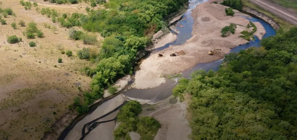 Movimiento de areneras en el río Santa Lucía