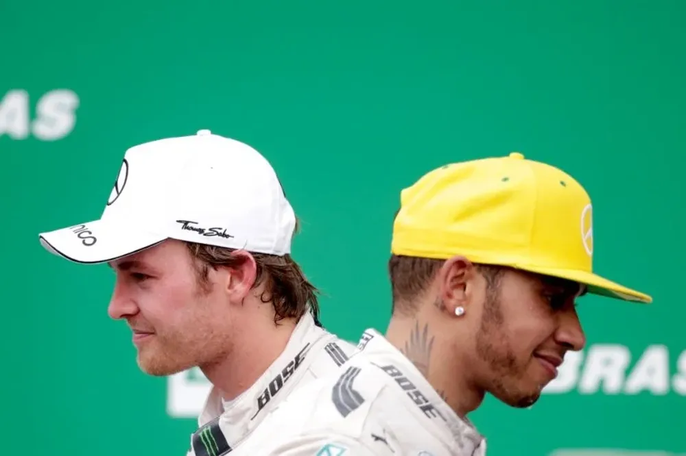 Nico Rosberg irá por su primer título el domingo en Interlagos, solo Hamilton, su compañero de Mercedes, podrá evitarlo
