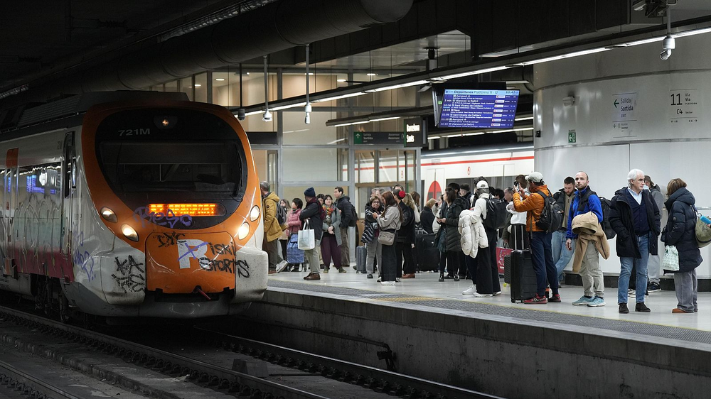 Pasajeros agolpados en las estación de Sants, en Barcelona.