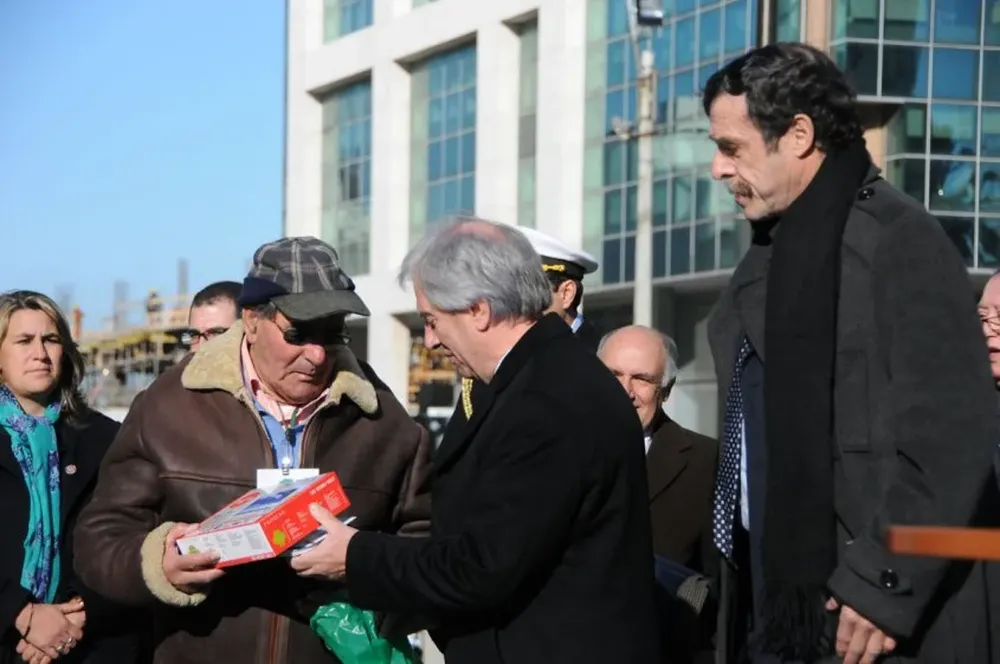 Guillermo recibió la tableta de manos de Tabaré Vázquez