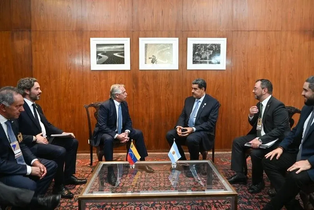 Alberto Fernández con Nicolás Maduro en Brasilia