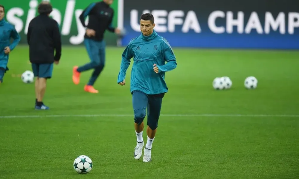 Cristiano Ronaldo en el césped del Signal Iduna Park