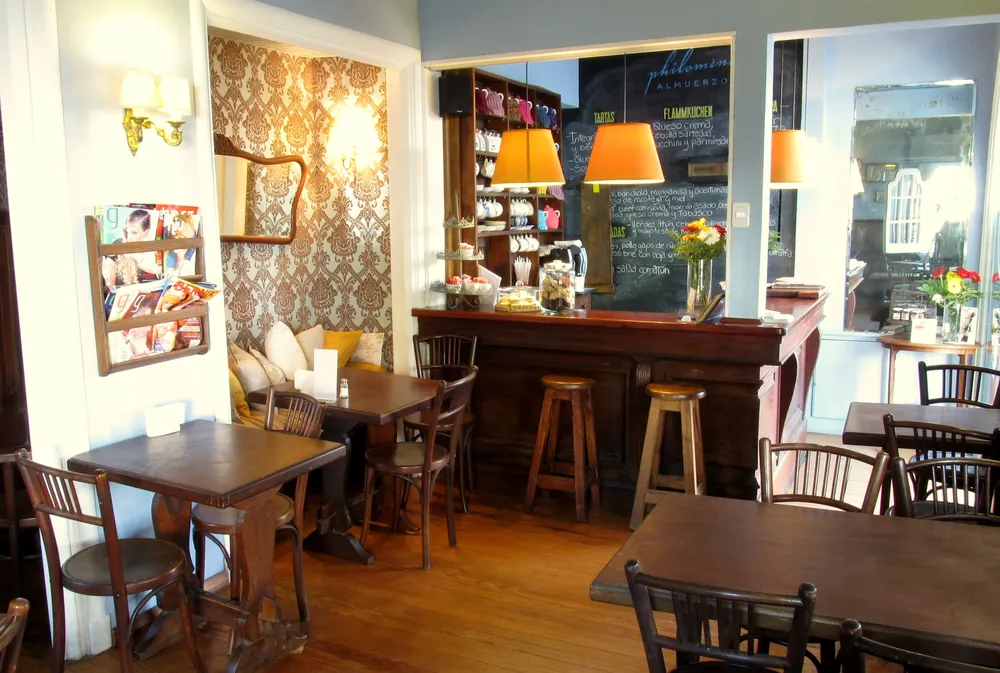 Paredes empapeladas, teteras y mucha madera