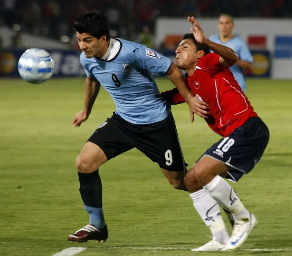 Jarra agarrando a Suárez con quien también tuvo problemas