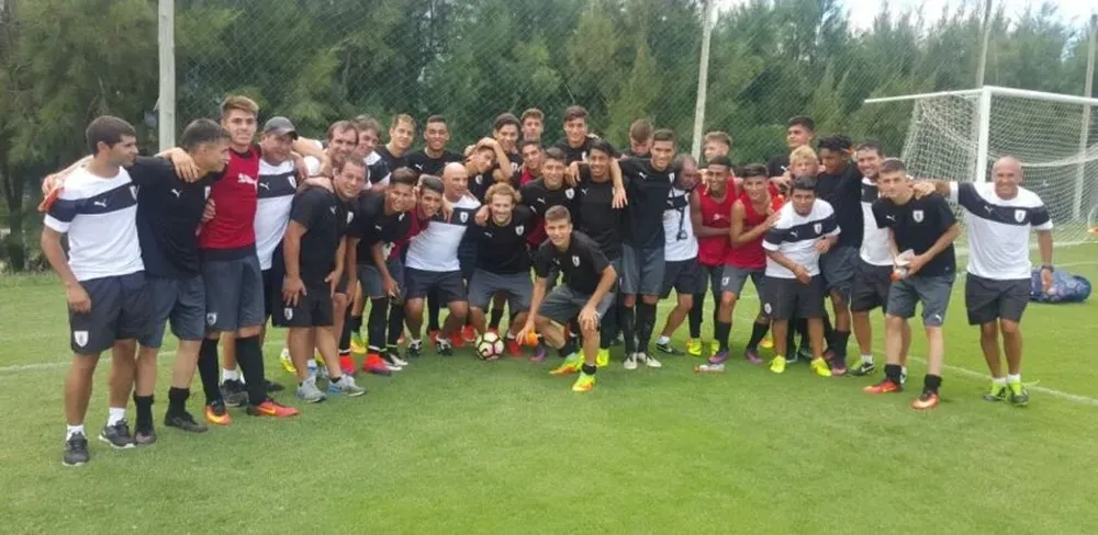 Los sub 17 posaron junto a Diego Forlán en el Complejo