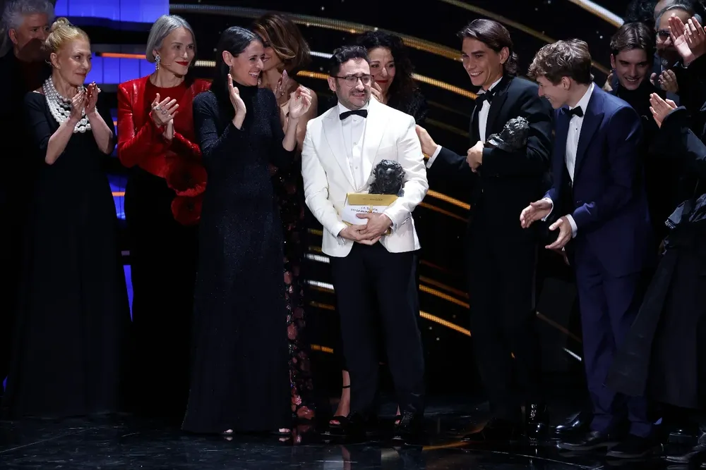 Todo el equipo de La Sociedad de la Nieve, al recibir el premio a Mejor Película en los Goya.