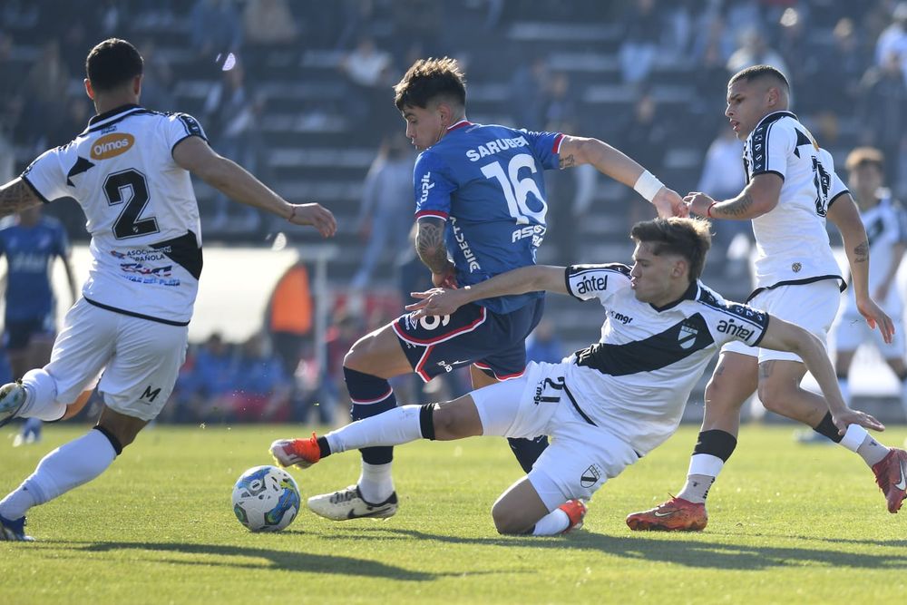Alexis Castro con el balón