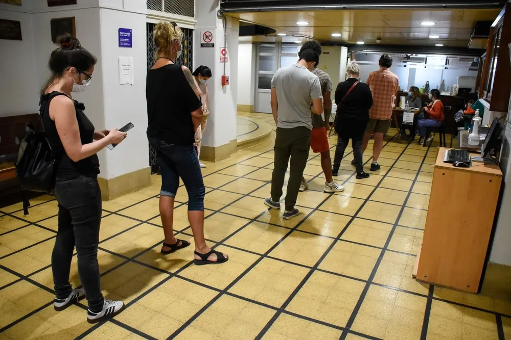 El clima dificultó la asistencia de los jubilados, que si son mayores de 75 no tienen la obligación de votar