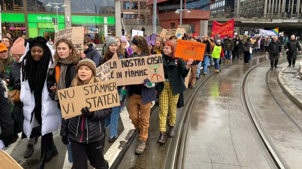 Jóvenes ambientalistas reclaman medidas contra el cambio climático en Estocolmo.