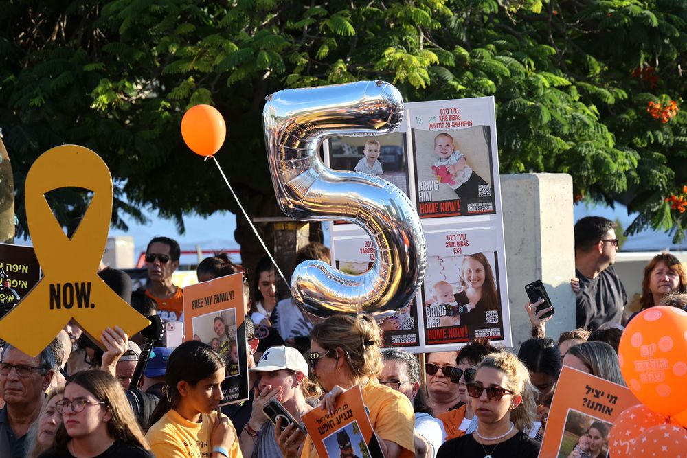 Miles de personas marchan en Israel por 5º cumpleaños de Ariel Bibas, un niño rehén de Hamás en Franja de Gaza
