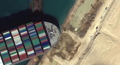 Aunque inicialmente se atribuyó el encallamiento del supercontenedor a los fuertes vientos y a una tormenta de arena.