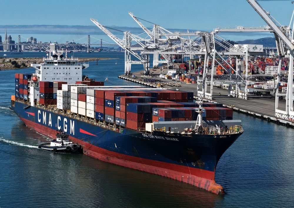 Un barco portacontenedores llega al puerto de Oakland el 10 de octubre de 2025 en California.