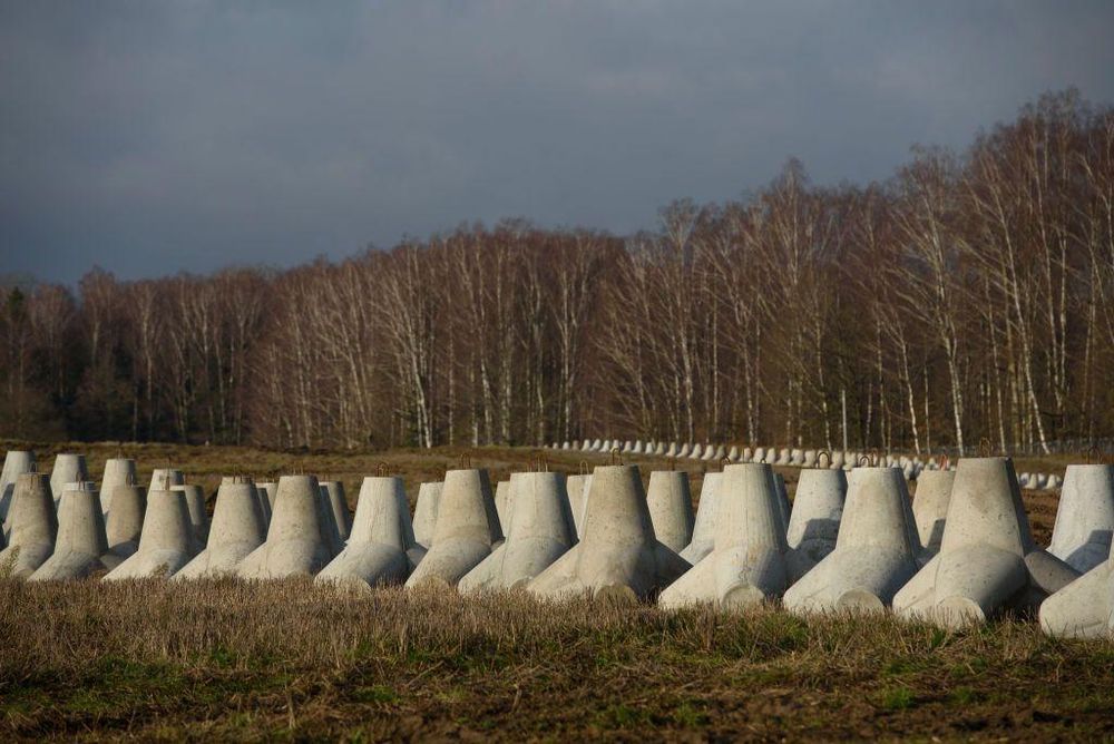 Pesadas estructuras de concreto para impedir el paso de tanques hacen parte del "Escudo Oriental" de Polonia.