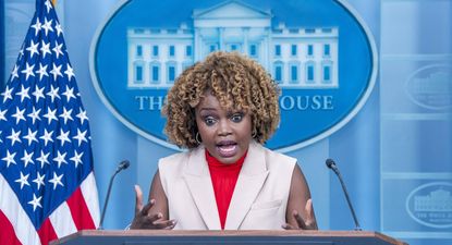 La vocera de la Casa Blanca se indignó con la broma de un periodista sobre Biden: Es inapropiado