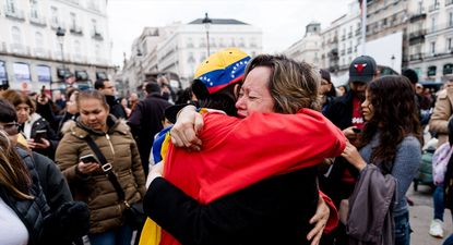 Puerta del Sol es el escenario de celebración de los venezolanos en Madrid por la caída de Maduro