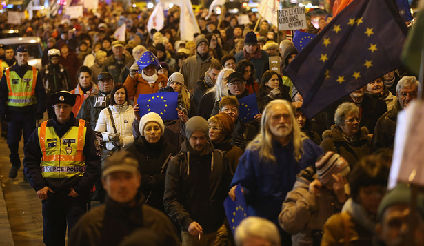 Según el Eurobarómetro, los europeos se sienten más protegidos bajo el paraguas de la Unión Europea