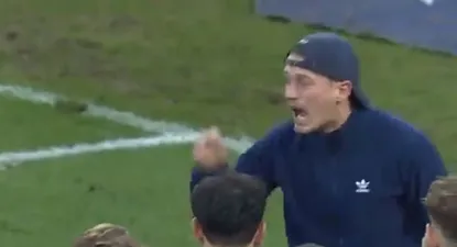 Un hincha de Darmstadt les habla a los gritos al técnico y a los jugadores tras perder de locales 6-0 y seguir últimos en la Bundesliga