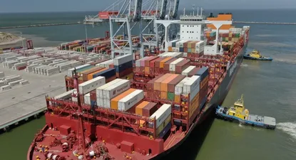 Así fue el atraque del megabuque en el puerto de Montevideo: mirá el video