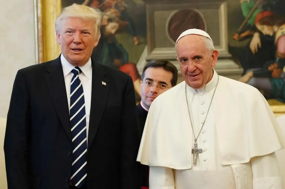 El Papa Francisco y Donald Trump.
