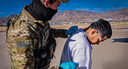 Migrantes venezolanos son trasladados a Guantánamo.