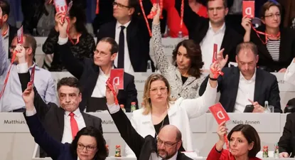 Martin Schulz en primera fila (al centro) encabeza la votación para negociar una coalición con Merkel