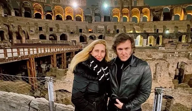 El presidente javier Milei, y su hermana Karina, el viernes, posando junto al Coliseo de Roma.