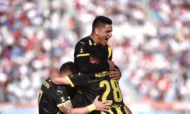 Peñarol va por el título y su primera vuelta en el Campeón del Siglo