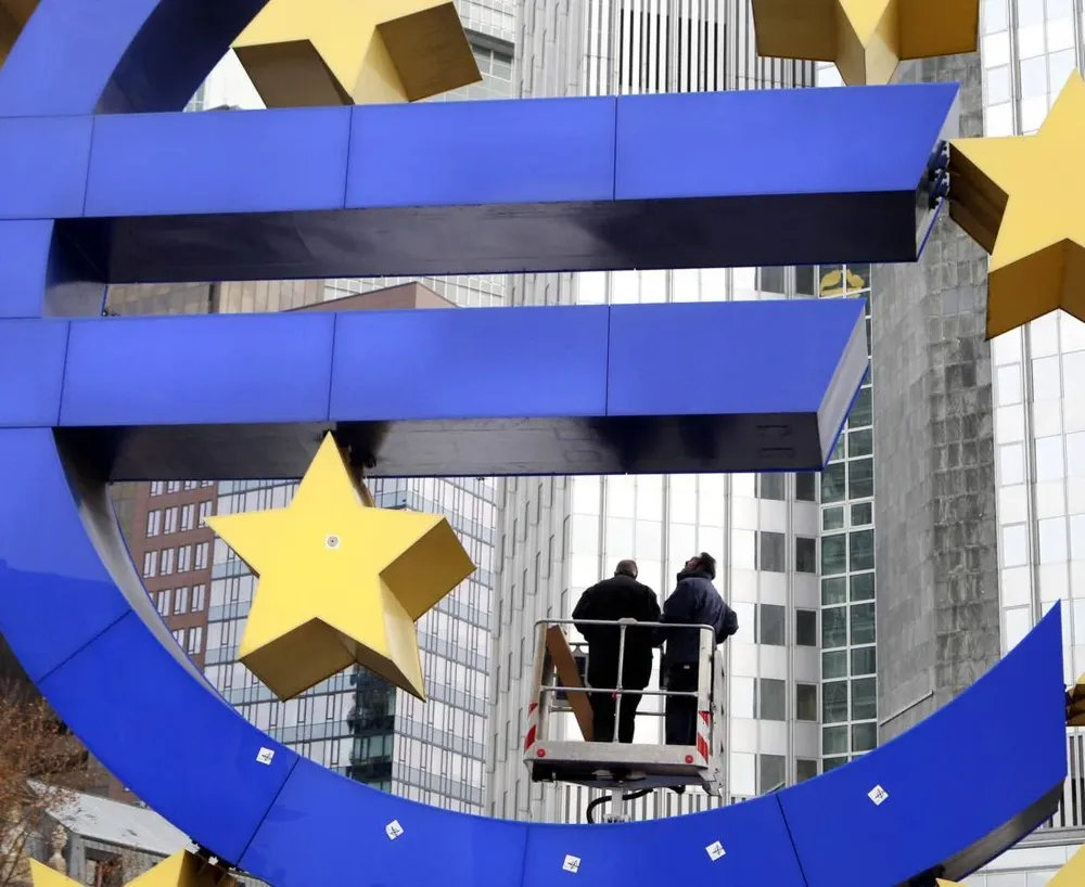 Escultura al euro frente al Banco Central Europeo en Alemania