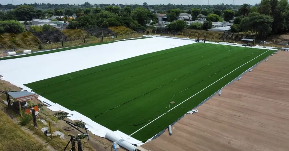 El césped sintético ya comenzó a colocarse en la cancha de Las Acacias de Peñarol