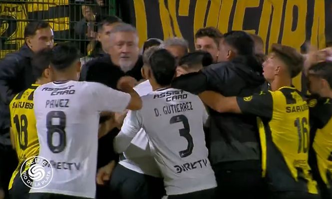El cruce en Peñarol vs Colo Colo