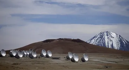 Las antenas de radio de ALMA captan longitudes de onda de luz más más que cualquier cosa visible para el ojo humano