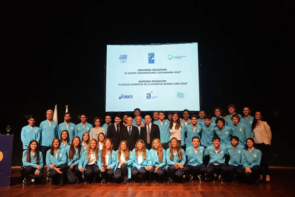 Autoridades junto a la delegación que participará en los Juegos Olímpicos de la Juventud