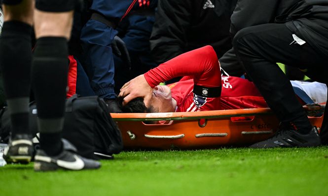 Lisandro Martínez salió llorando y en camilla de la cancha