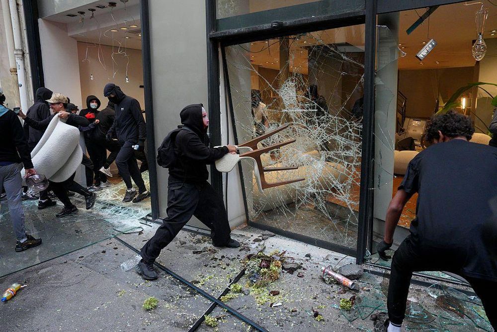 Más de 2.000 tiendas y negocios resultaron dañados en los disturbios.